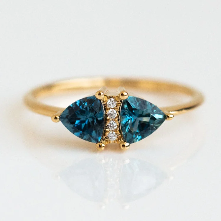 engagement-unique-silver-rings-Vintage Style Engagement Ring with Teal Sapphire Trillions