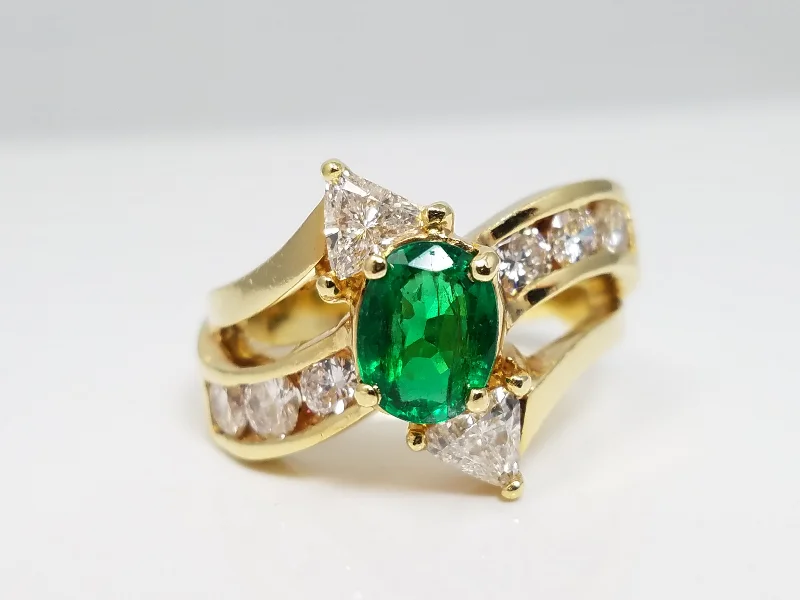 ladies-luxury-pearl-rings-Exquisite 18k Yellow Gold Natural Emerald Diamond Custom Ring